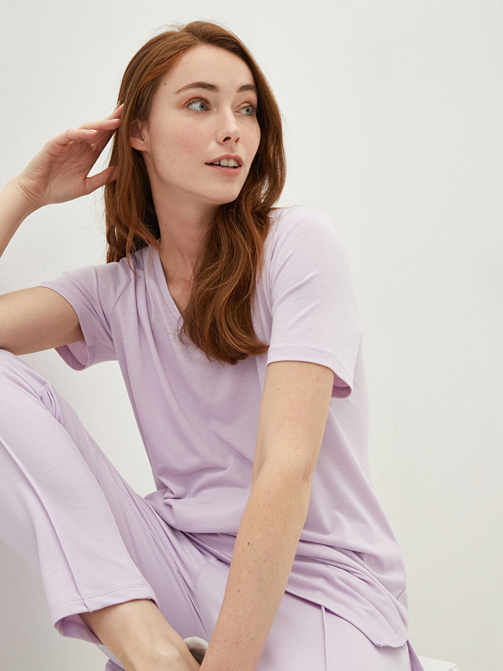 Женская футболка с V-образным вырезом и коротким рукавом-1