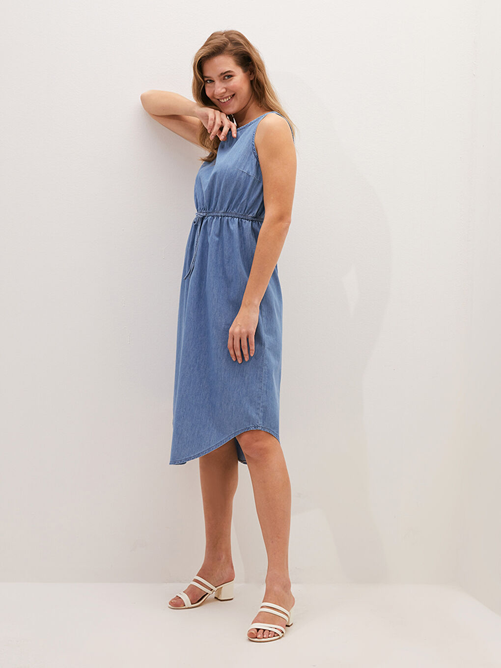 Bej Bisiklet Yaka Kolsuz Düz Beli Bağlama Detaylı Kadın Jean Elbise-3