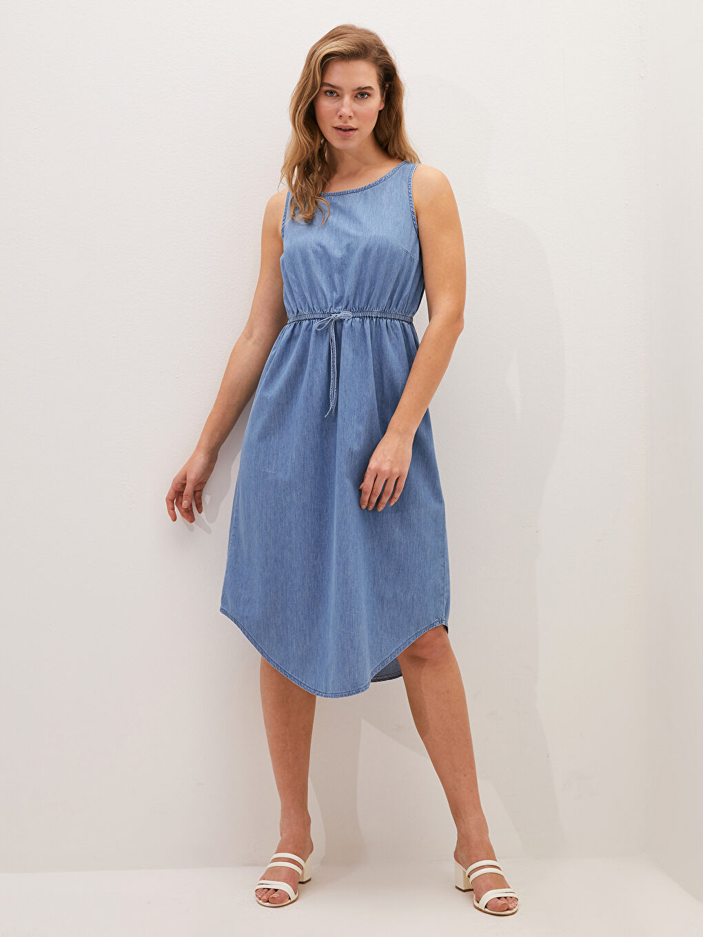 Bej Bisiklet Yaka Kolsuz Düz Beli Bağlama Detaylı Kadın Jean Elbise-4