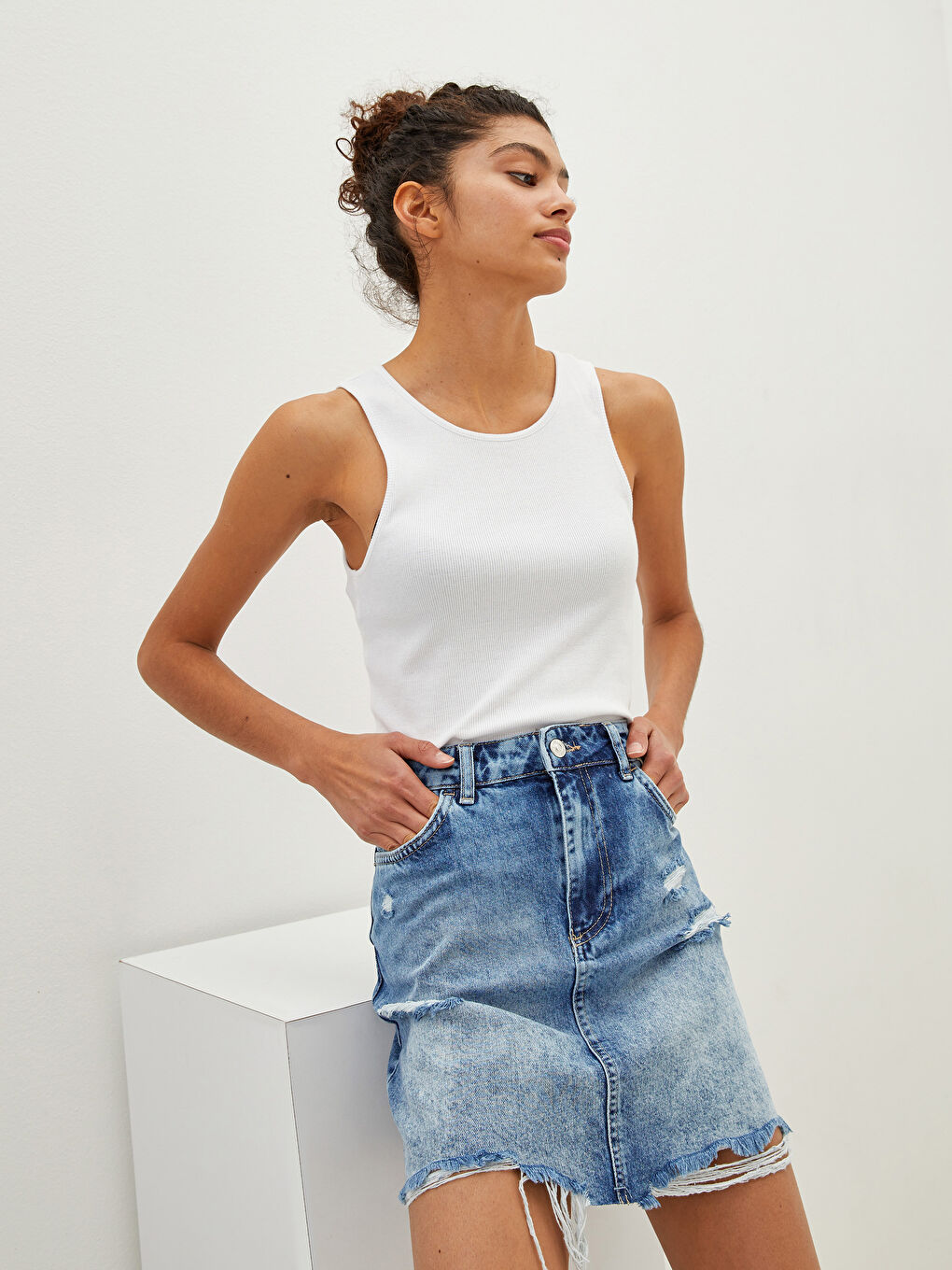 İndigo Standart Fit Cepli Yırtık Detaylı Kadın Rodeo Jean Etek-1