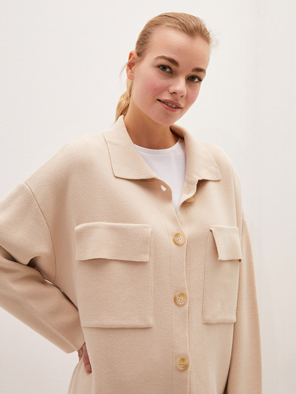 Bej Gömlek Yaka Cep Detaylı Uzun Kollu Kadın Triko Hırka