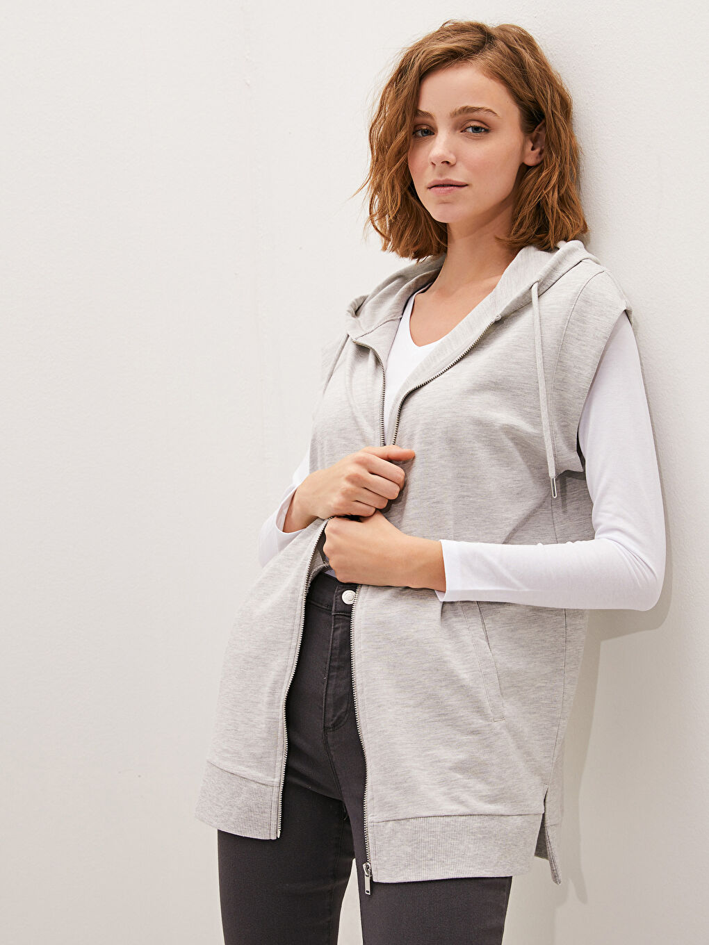 Gri Kadın Kapüşon Yaka Düz Cep Detaylı Kolsuz Yelek-1