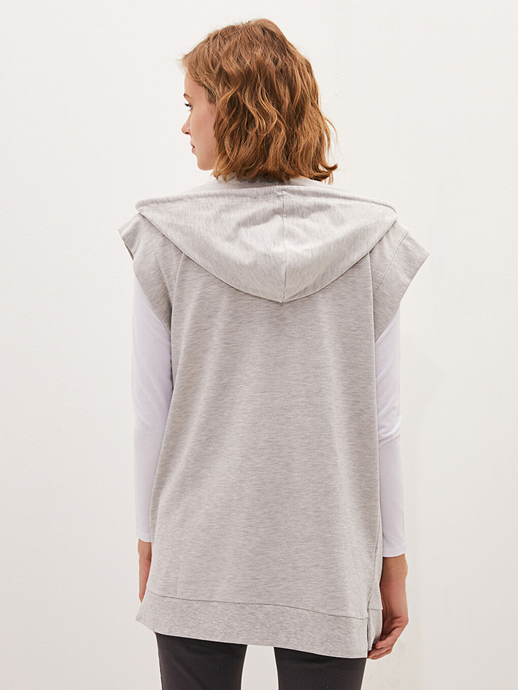 Gri Kadın Kapüşon Yaka Düz Cep Detaylı Kolsuz Yelek-4