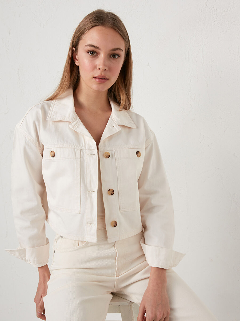 Ekru Gömlek Yaka Cep Detaylı Uzun Kollu Kadın Jean Ceket-1