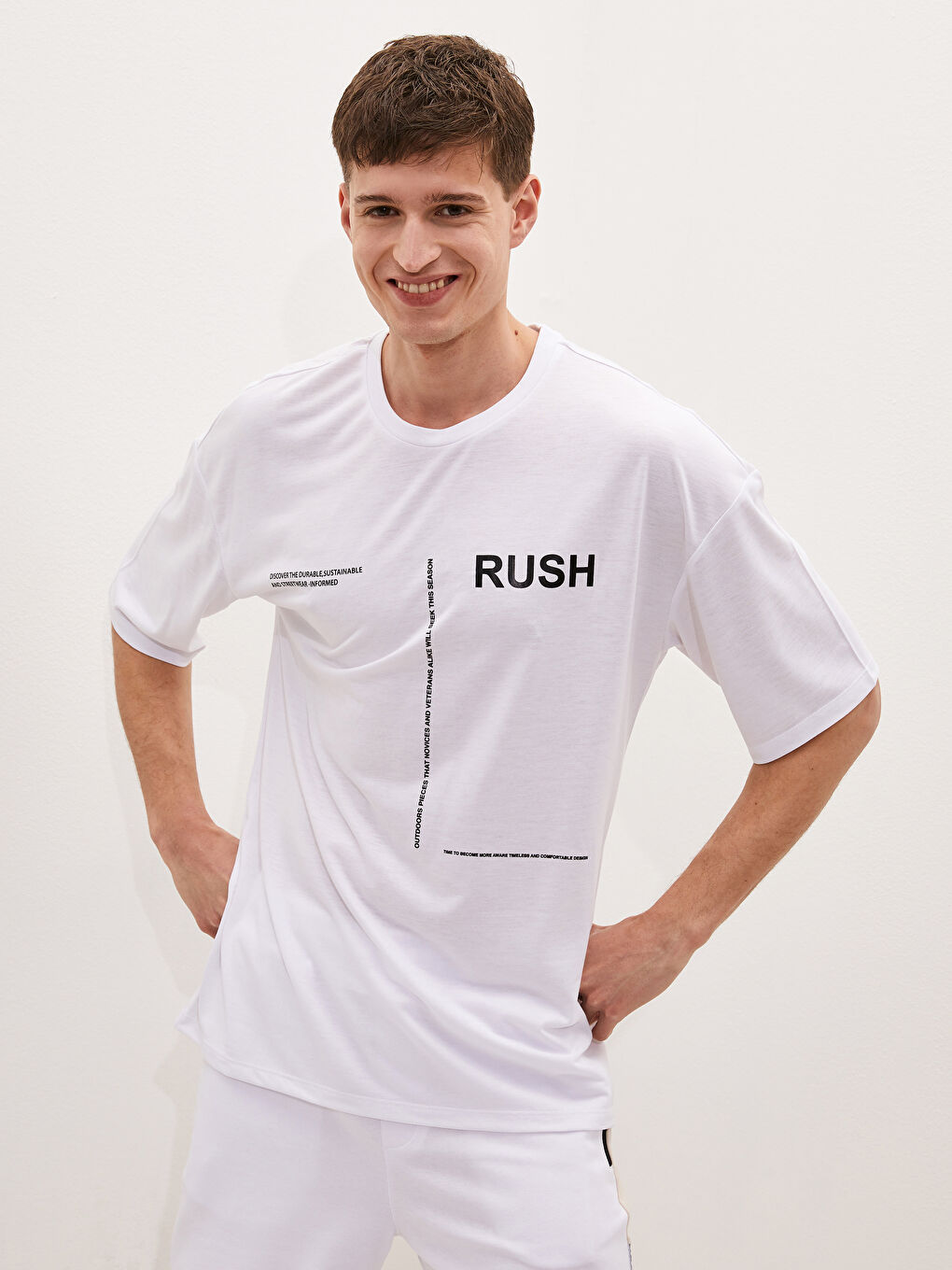 تيشيرت رياضي نشط كم قصير بياقة دائرية للرجال-1