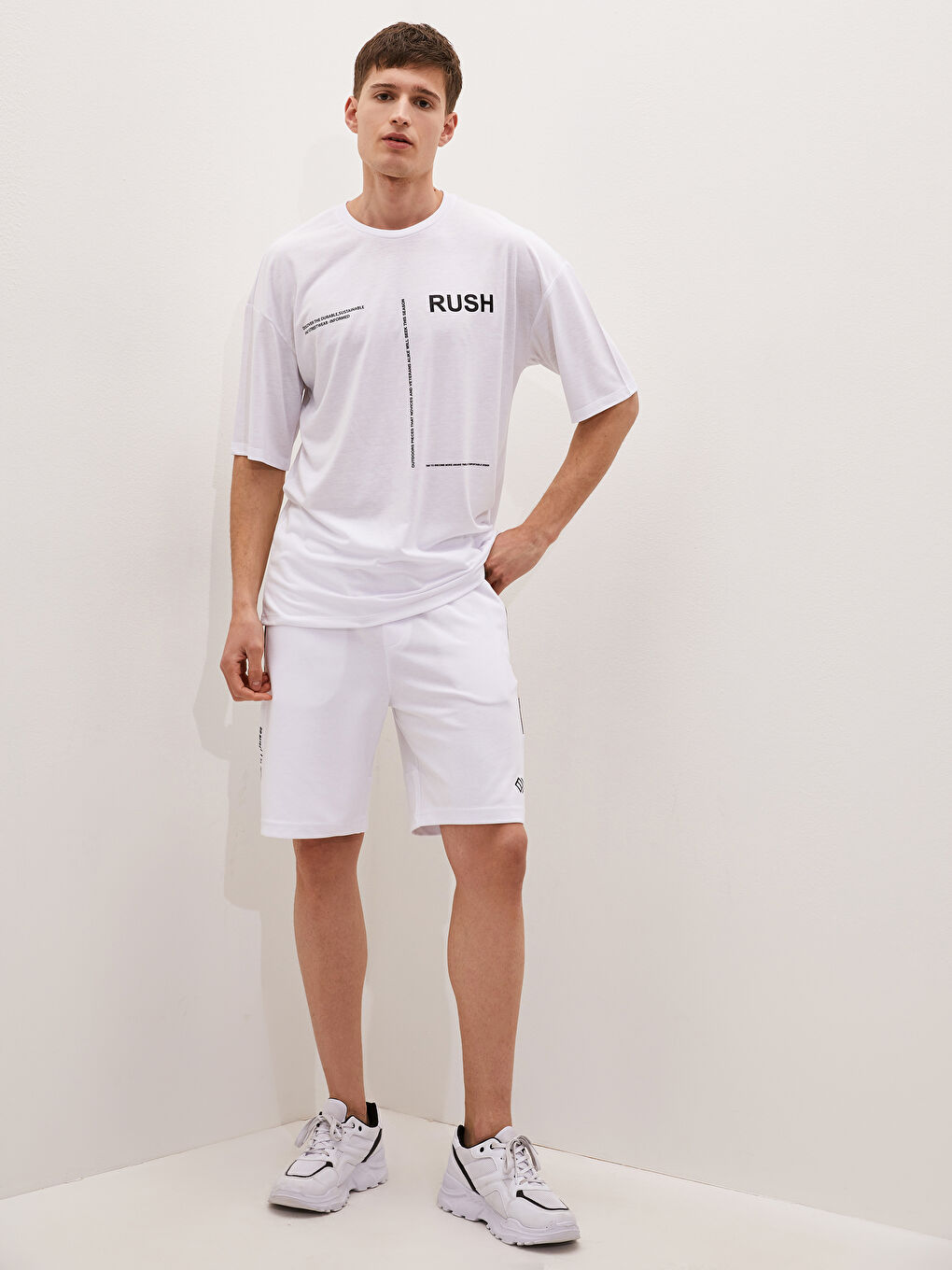 تيشيرت رياضي نشط كم قصير بياقة دائرية للرجال-3