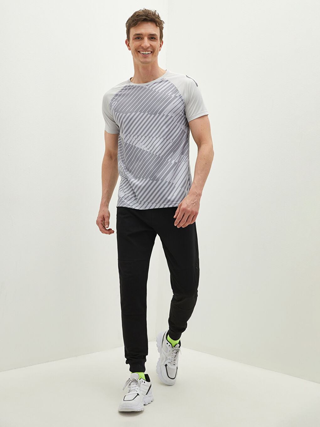 Gri Bisiklet Yaka Kısa Kollu Erkek Aktif Spor Tişört-2