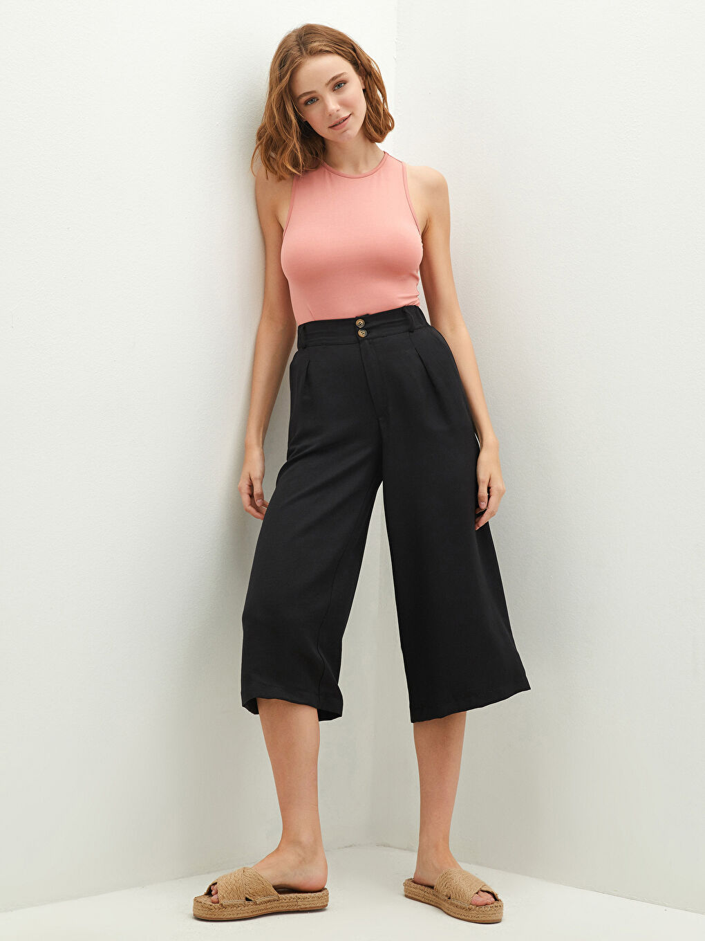 Elastic Waist Flat Pocket Detailed Gabardine Fabric Women Capri-2