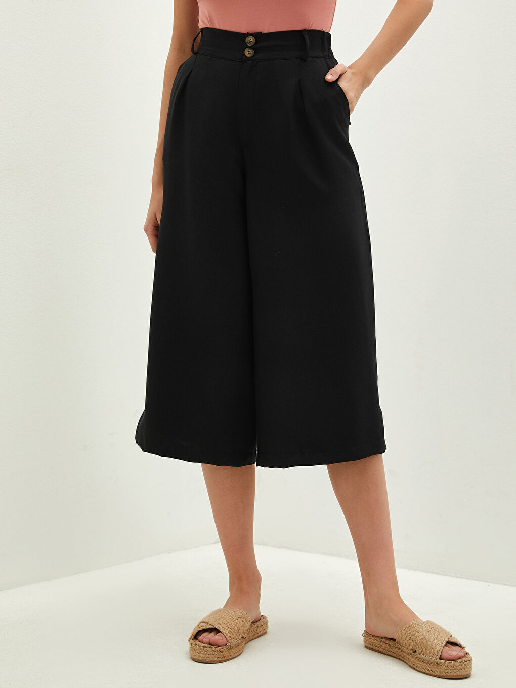 Elastic Waist Flat Pocket Detailed Gabardine Fabric Women Capri-3