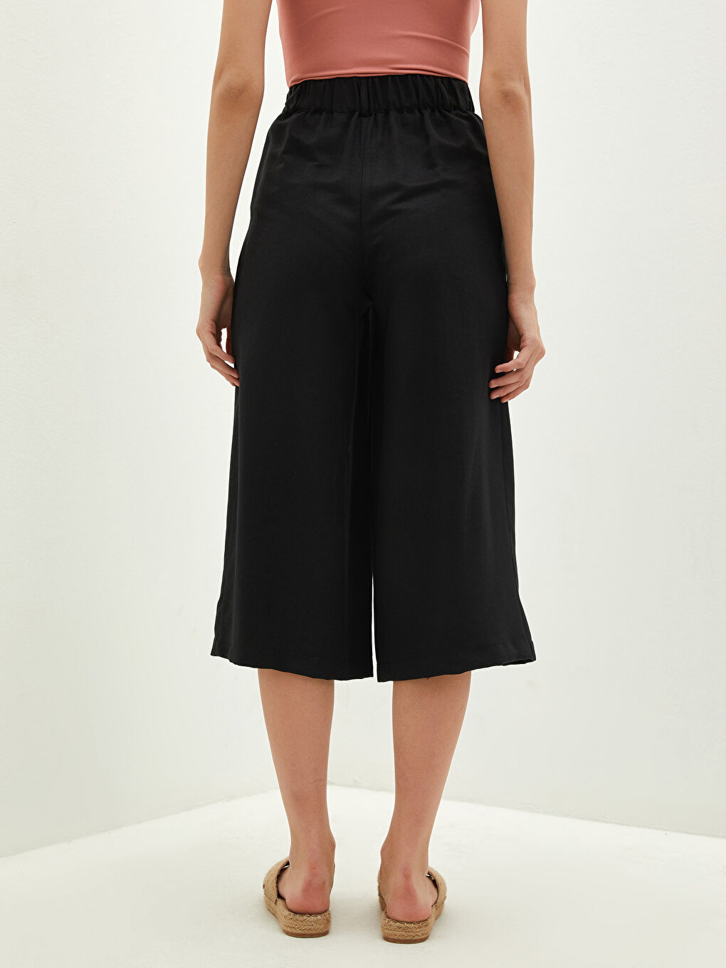 Elastic Waist Flat Pocket Detailed Gabardine Fabric Women Capri-4