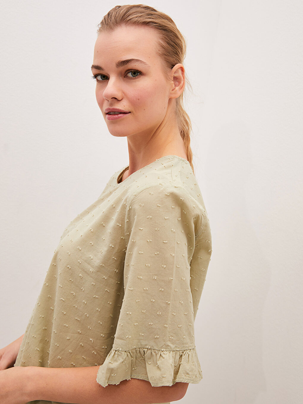 بلوزة قطنية للسيدات بأكمام قصيرة ونقشة وياقة دائرية-3