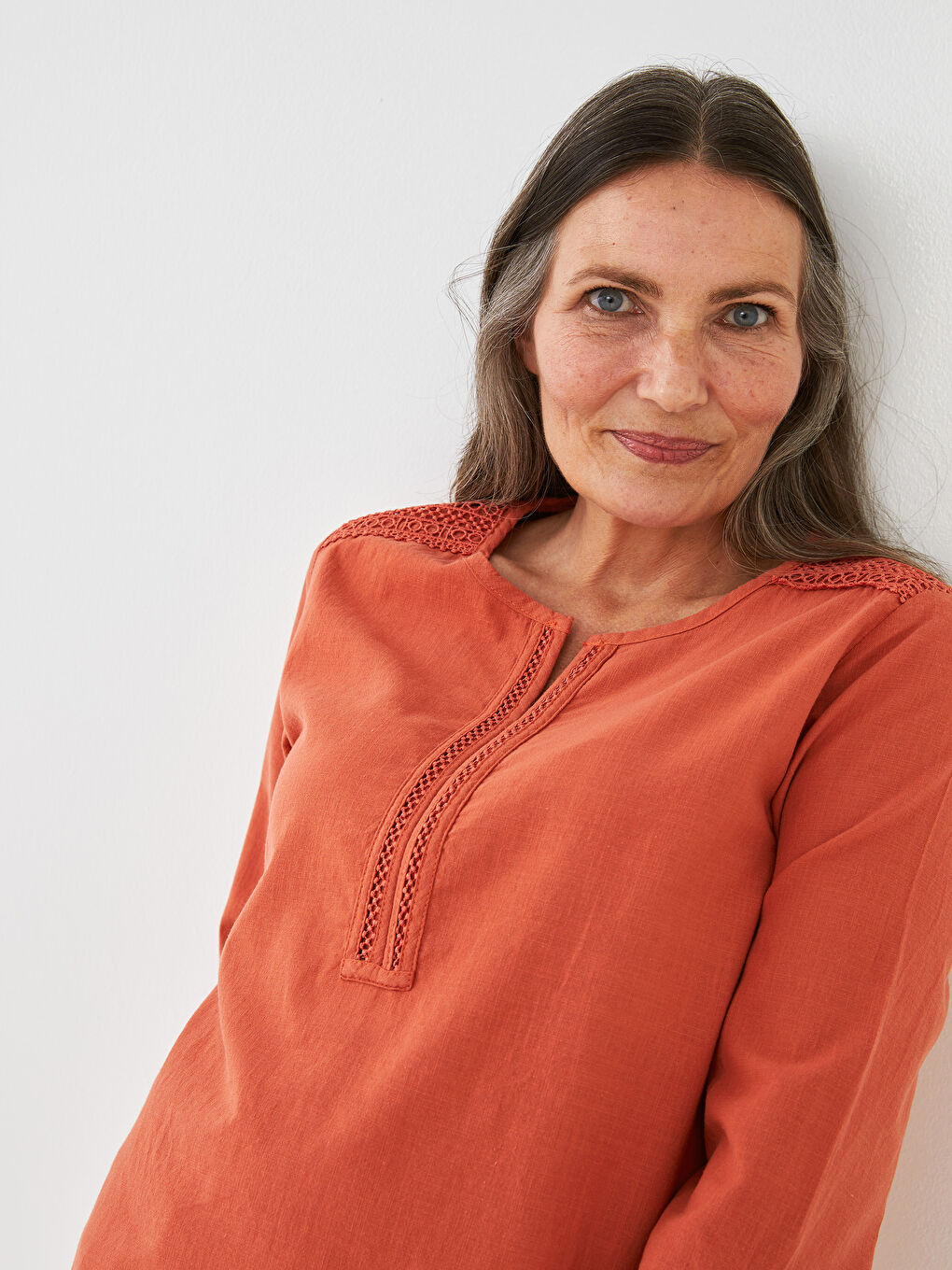 Blouse en Coton à Encolure Henley Brodée à Manches Longues pour Femmes-1