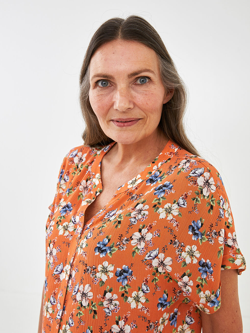 Kahverengi Kaçık Yaka Desenli Kısa Kollu Krinkle Kumaş Kadın Gömlek-3