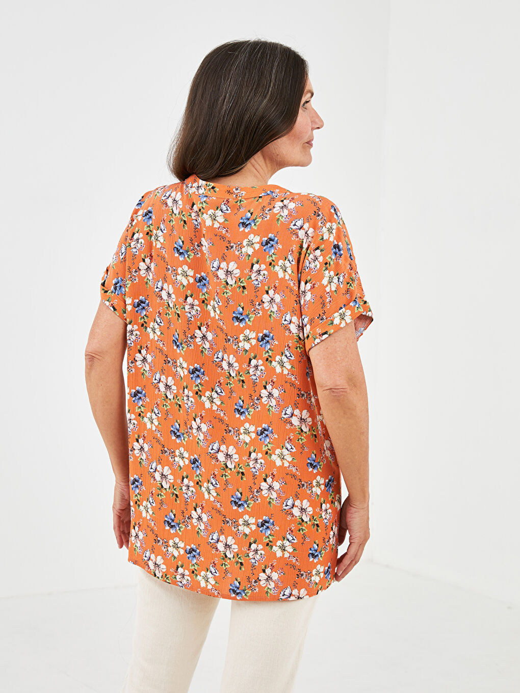 Kahverengi Kaçık Yaka Desenli Kısa Kollu Krinkle Kumaş Kadın Gömlek-5