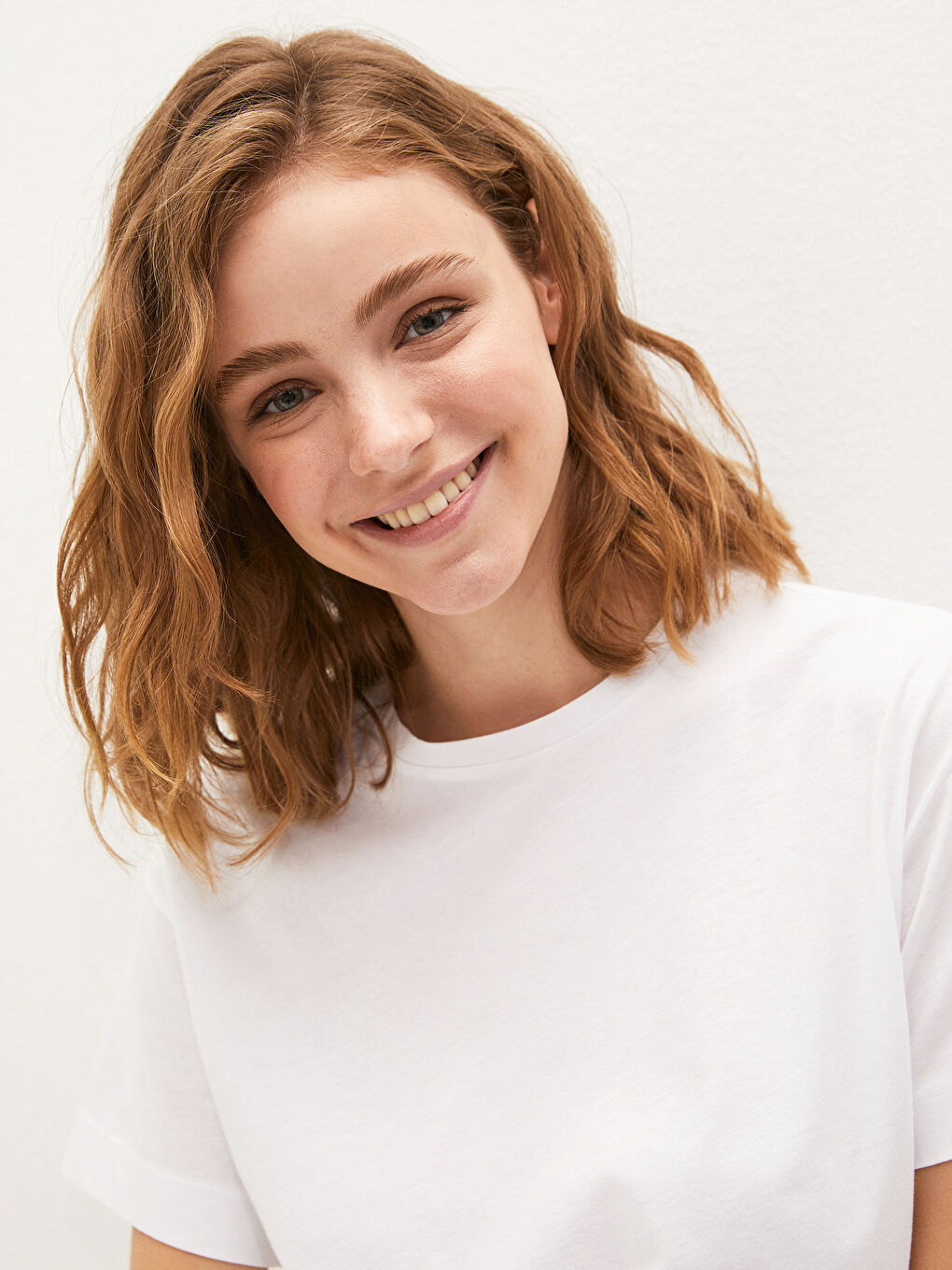 Beyaz Bisiklet Yaka Düz Kısa Kollu Kadın Tişört-1