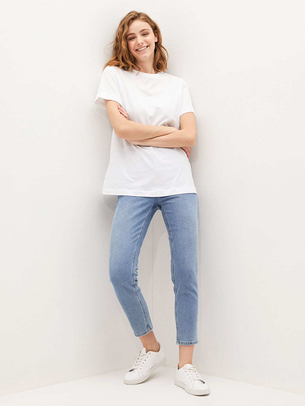 Beyaz Bisiklet Yaka Düz Kısa Kollu Kadın Tişört-2