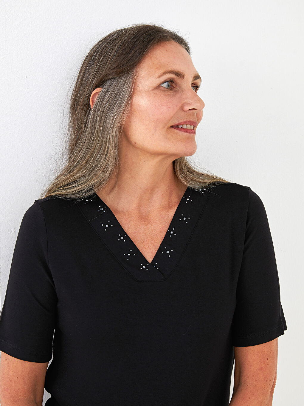 Siyah V Yaka Taşlı Kısa Kollu Kadın Bluz-2