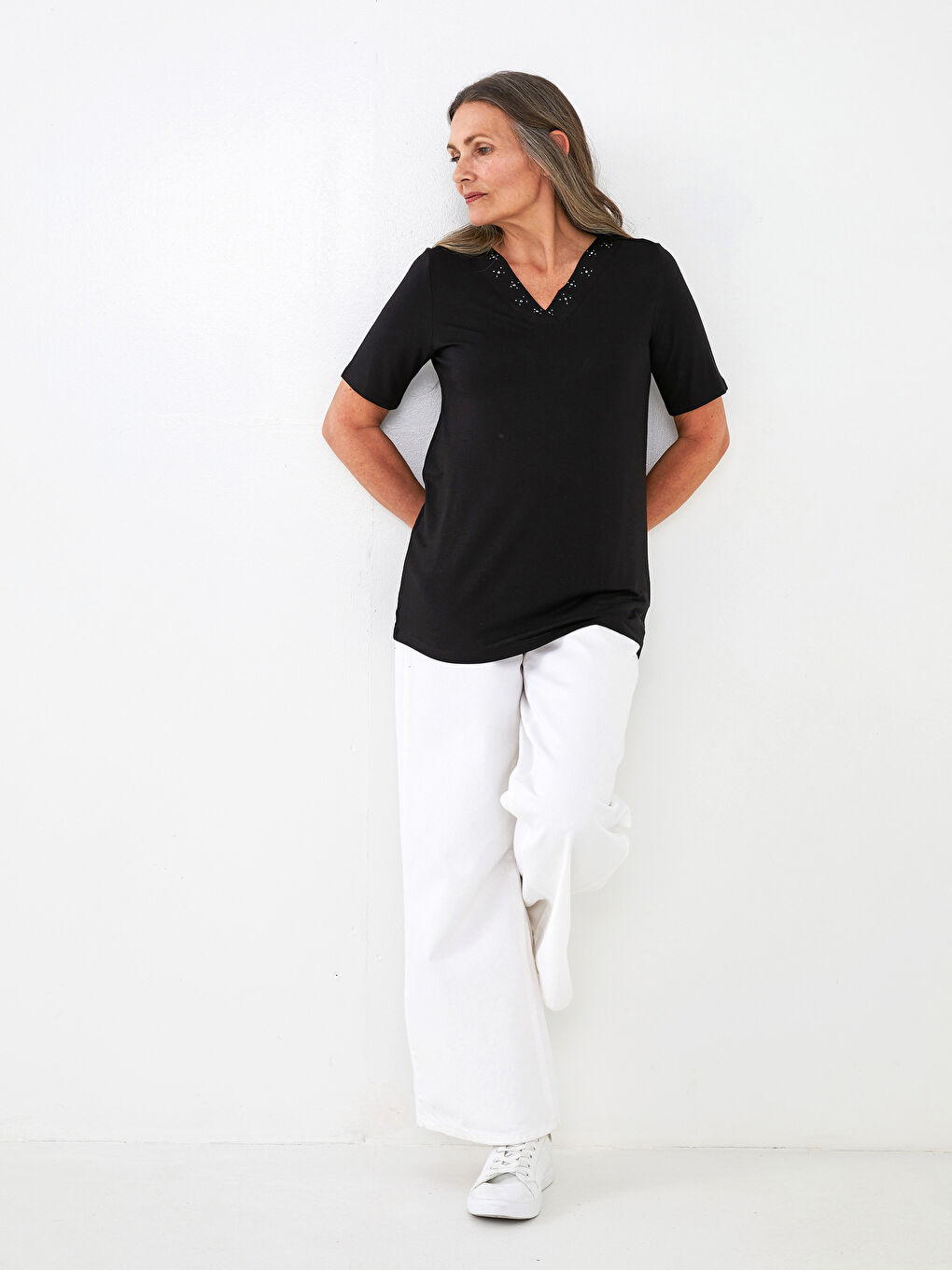 Siyah V Yaka Taşlı Kısa Kollu Kadın Bluz-4