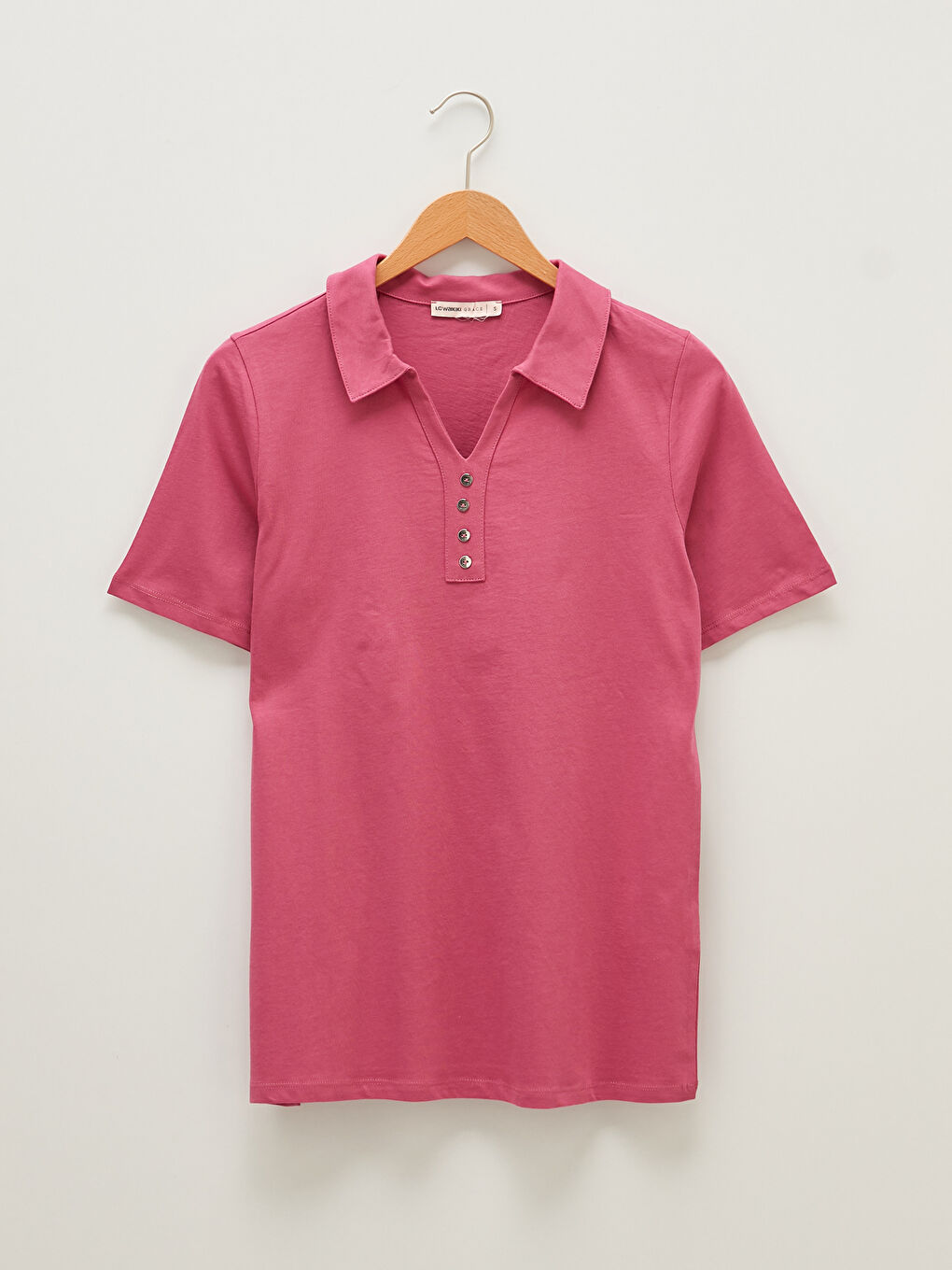 تيشيرت نسائي بياقة بولو بتفاصيل أزرار وكم قصير-5