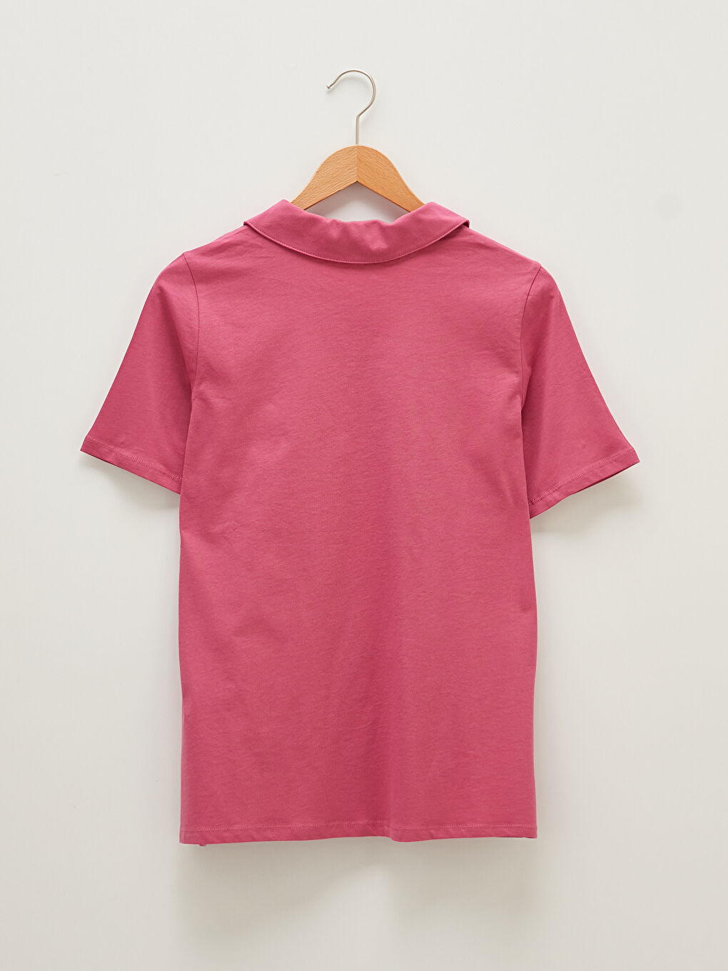 تيشيرت نسائي بياقة بولو بتفاصيل أزرار وكم قصير-6