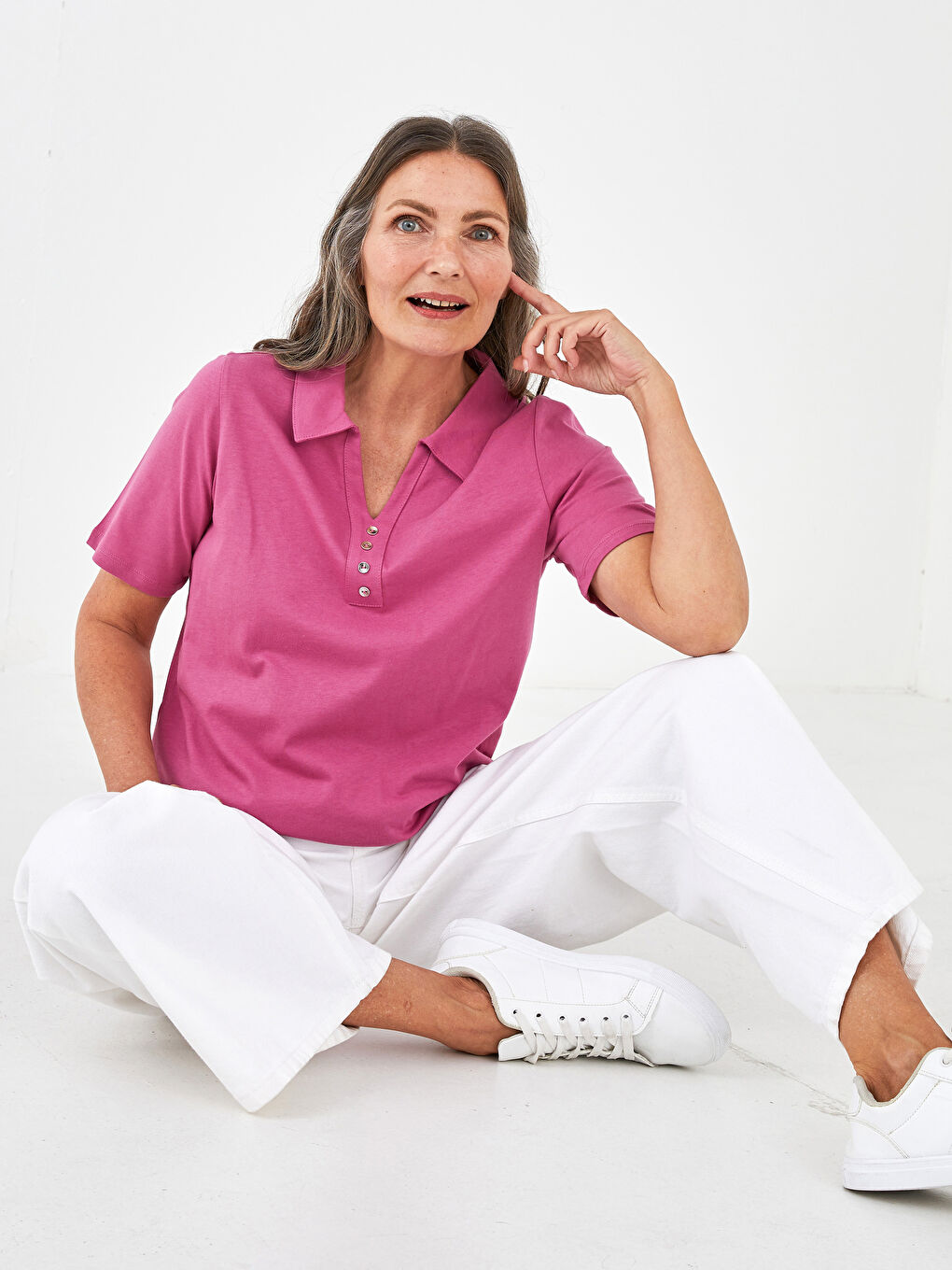 تيشيرت نسائي بياقة بولو بتفاصيل أزرار وكم قصير-1