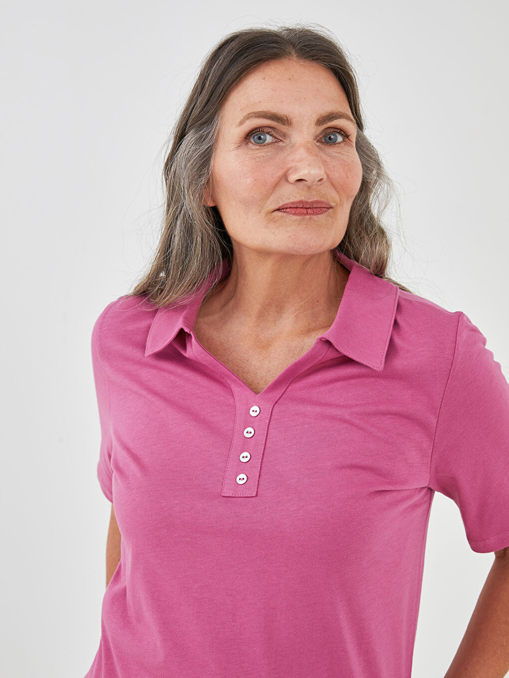 تيشيرت نسائي بياقة بولو بتفاصيل أزرار وكم قصير-3