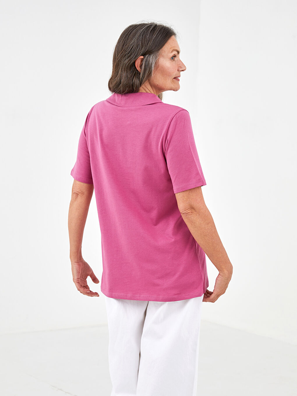 تيشيرت نسائي بياقة بولو بتفاصيل أزرار وكم قصير-4