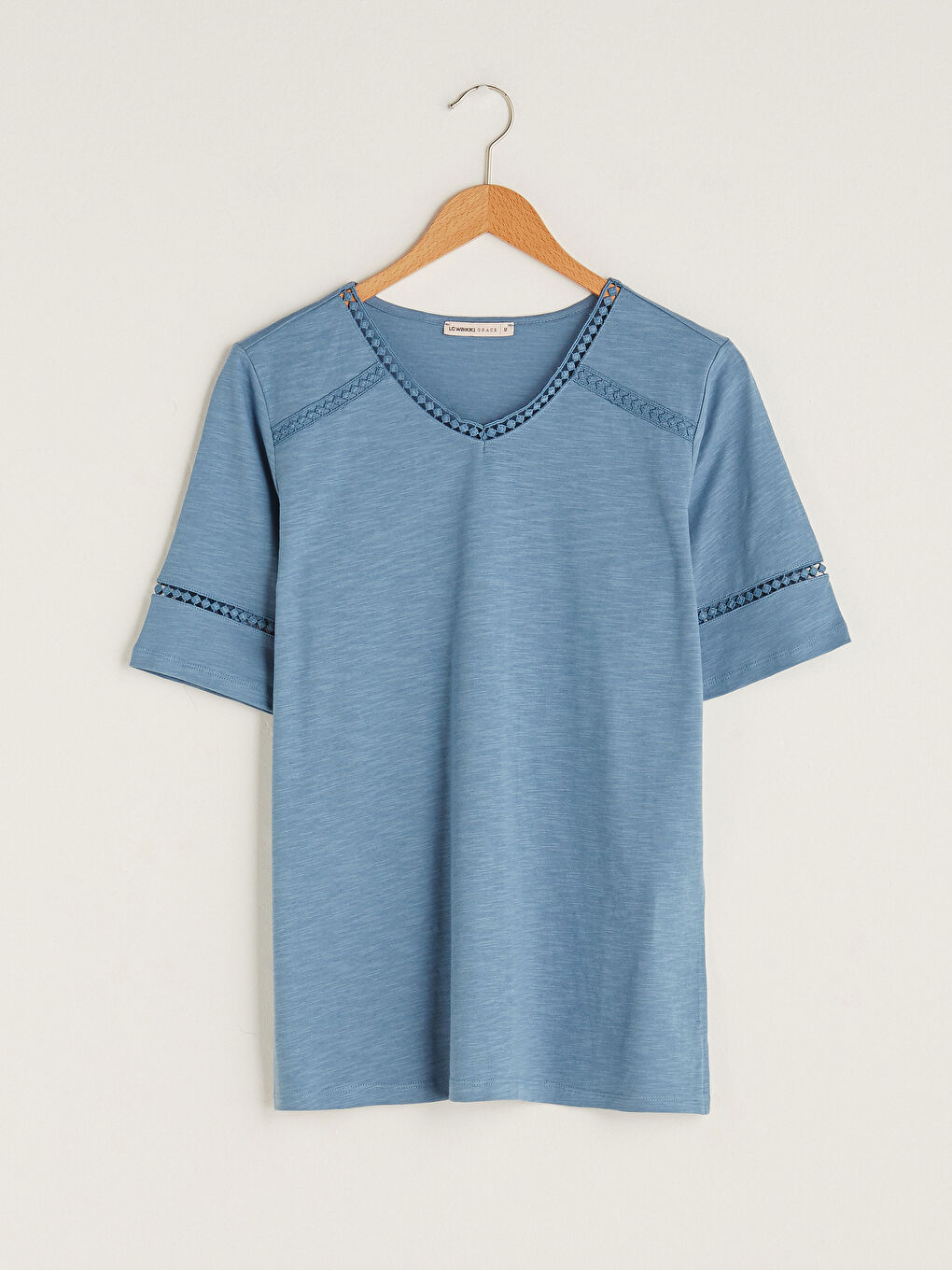 Mavi V Yaka Nakışlı Kısa Kollu Kadın Bluz-4