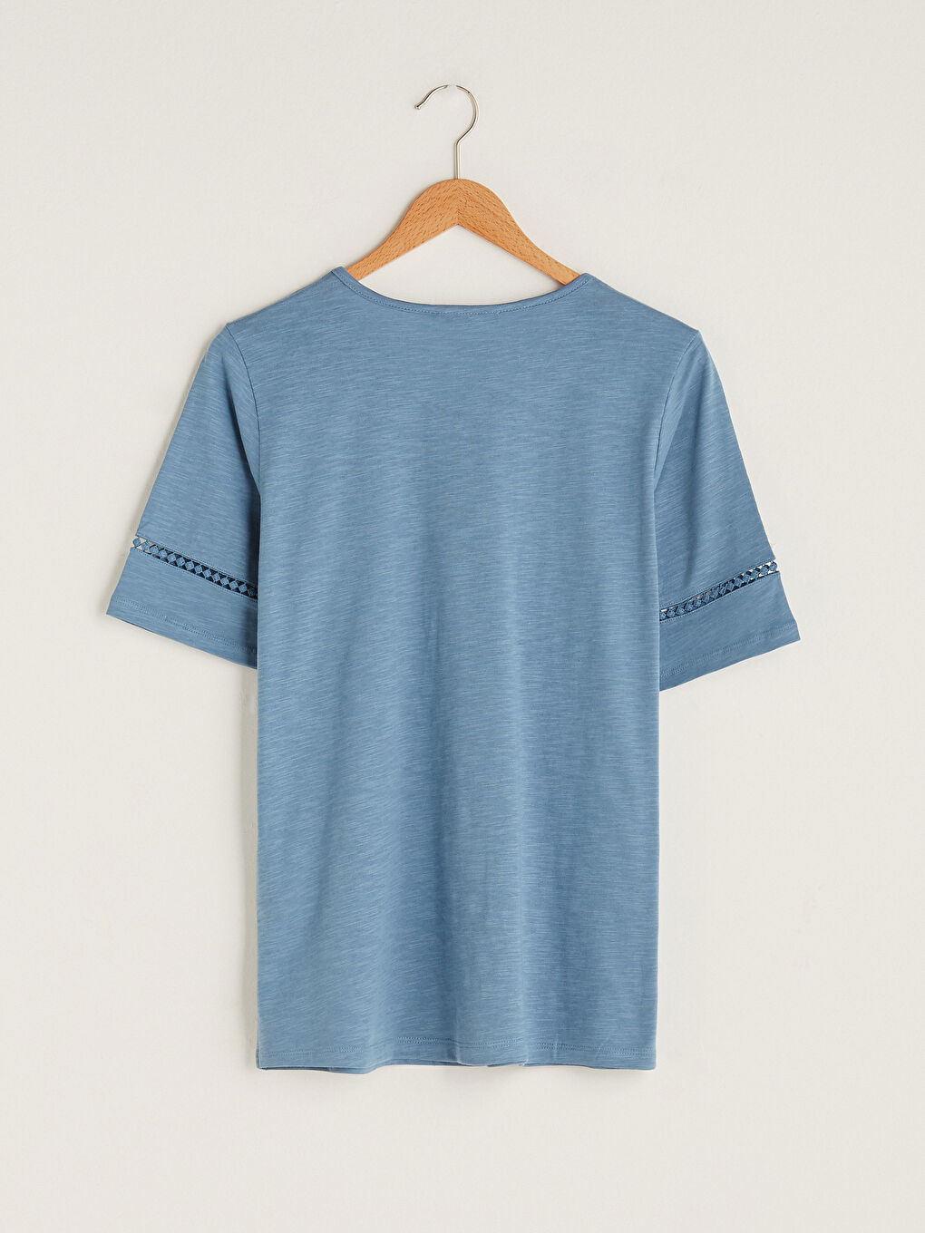 Mavi V Yaka Nakışlı Kısa Kollu Kadın Bluz-5