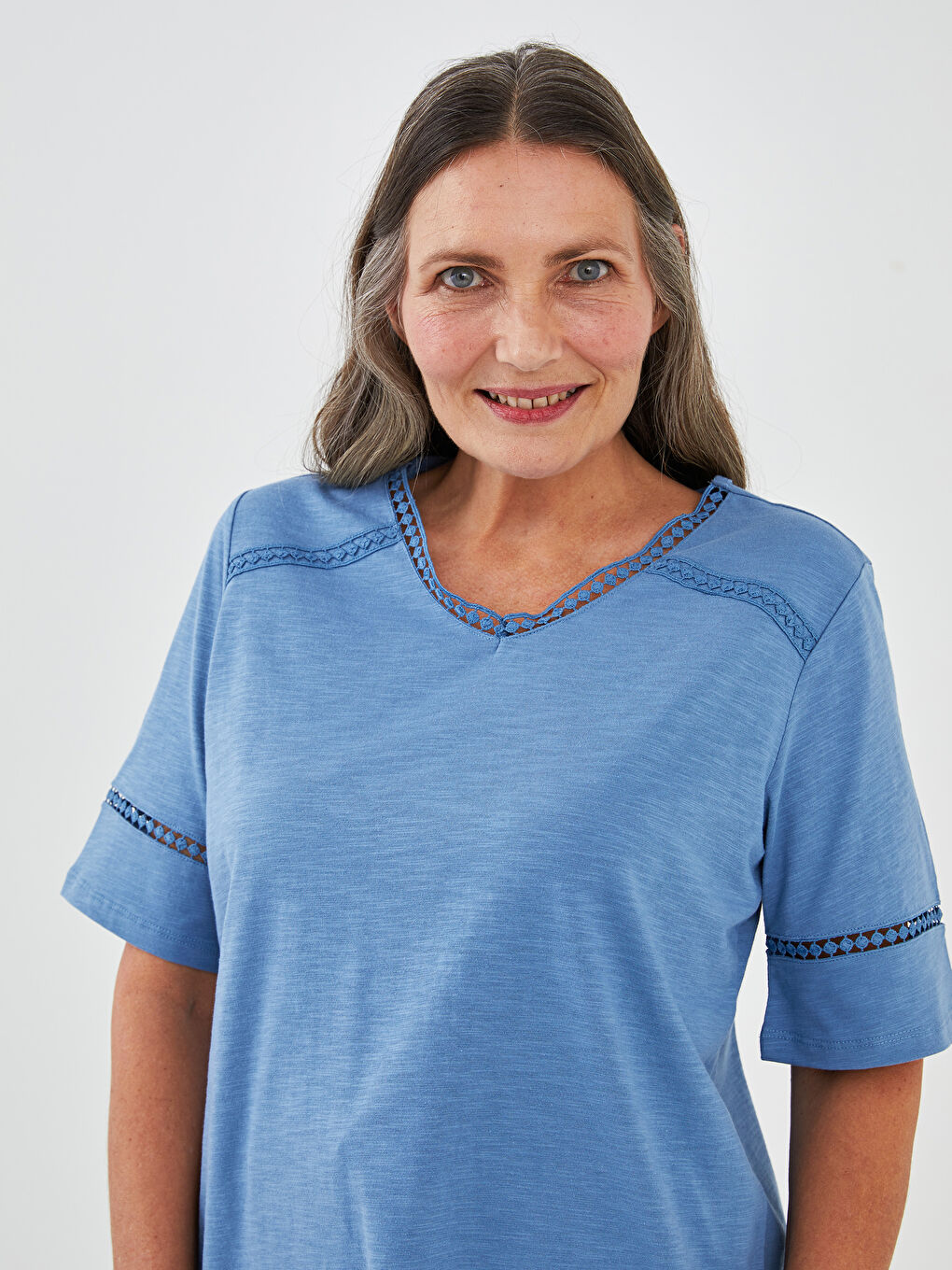 Mavi V Yaka Nakışlı Kısa Kollu Kadın Bluz-2