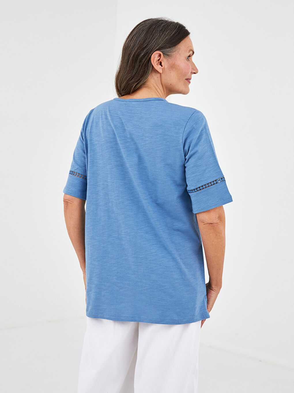 Mavi V Yaka Nakışlı Kısa Kollu Kadın Bluz-3