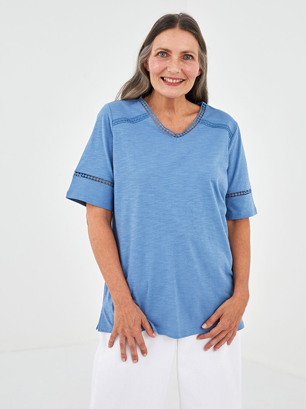 Mavi V Yaka Nakışlı Kısa Kollu Kadın Bluz-1