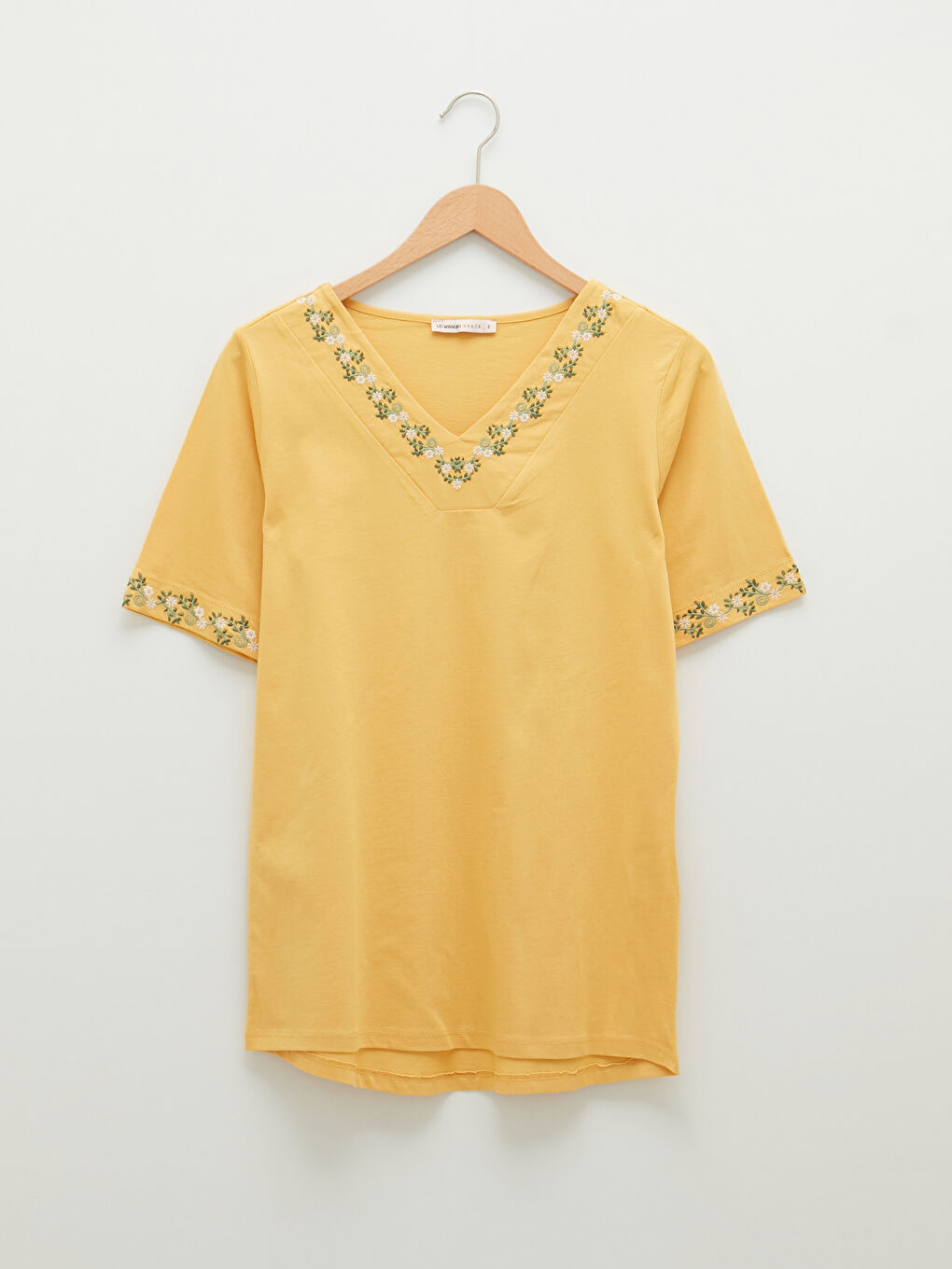 Sarı V Yaka Nakışlı Kısa Kollu Pamuklu Kadın Bluz-5