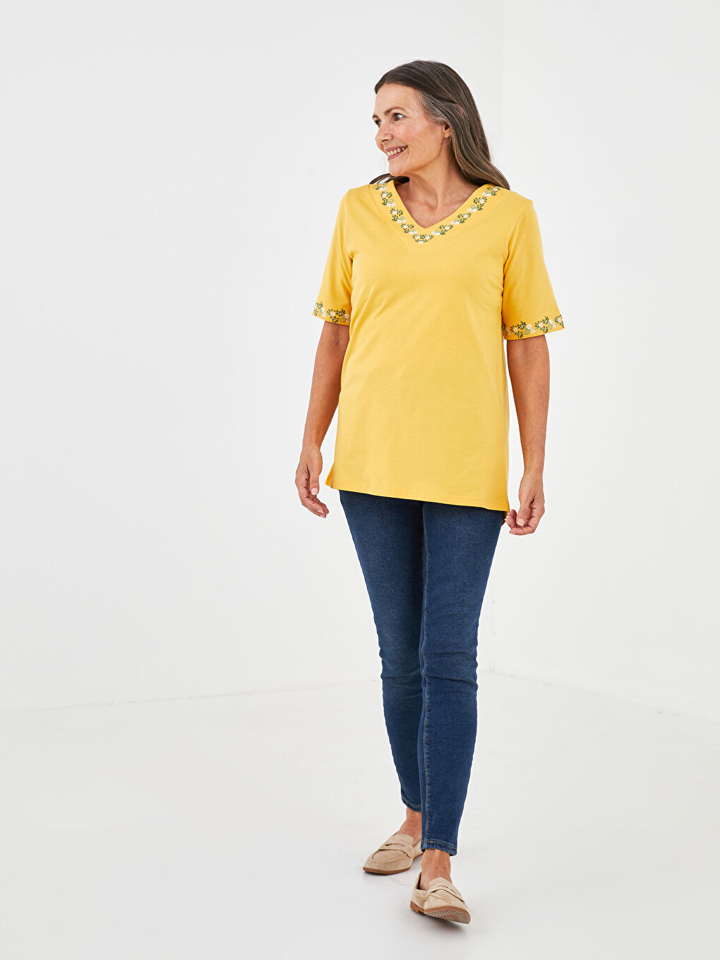 Sarı V Yaka Nakışlı Kısa Kollu Pamuklu Kadın Bluz-2