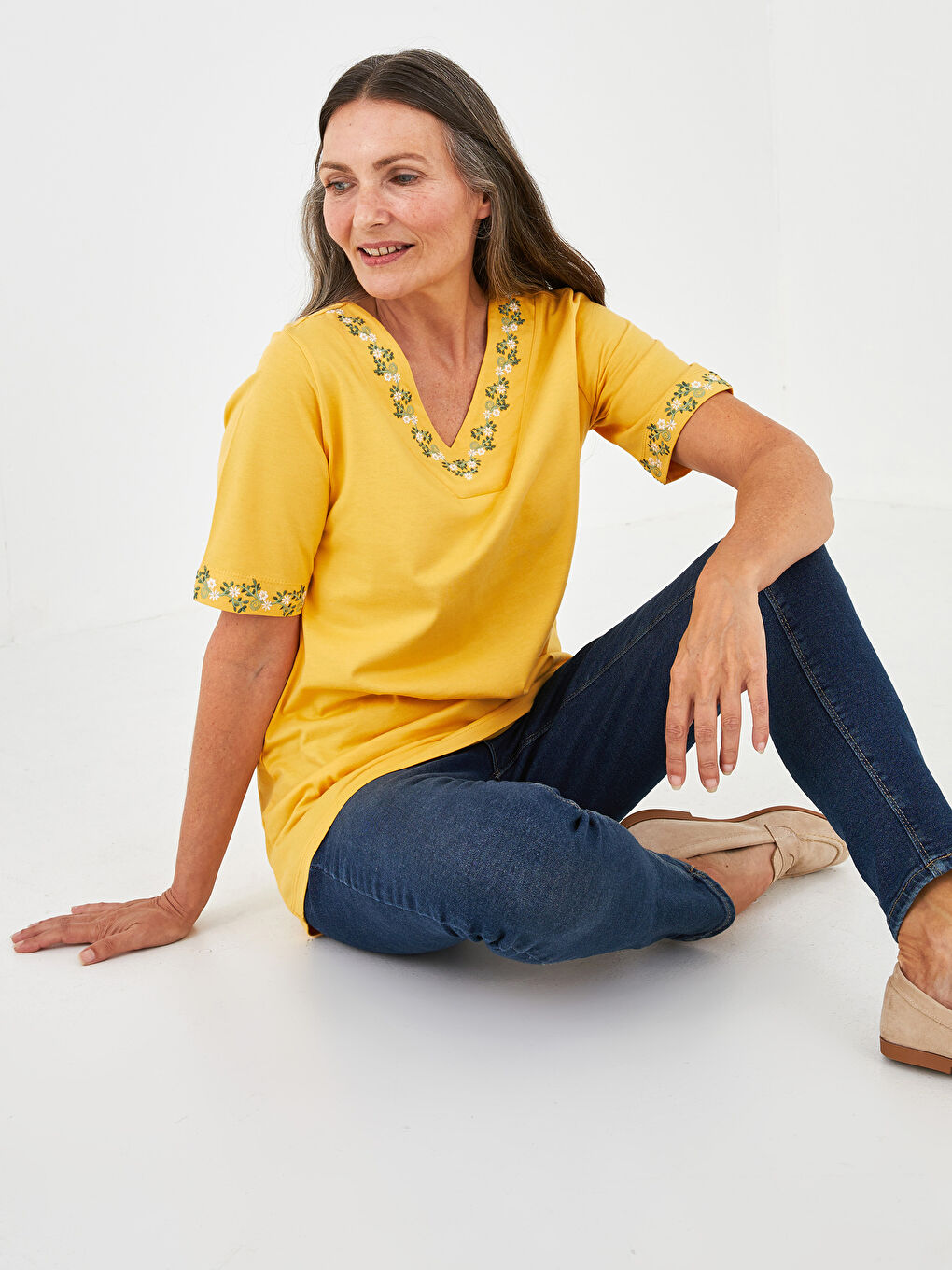 Sarı V Yaka Nakışlı Kısa Kollu Pamuklu Kadın Bluz-4