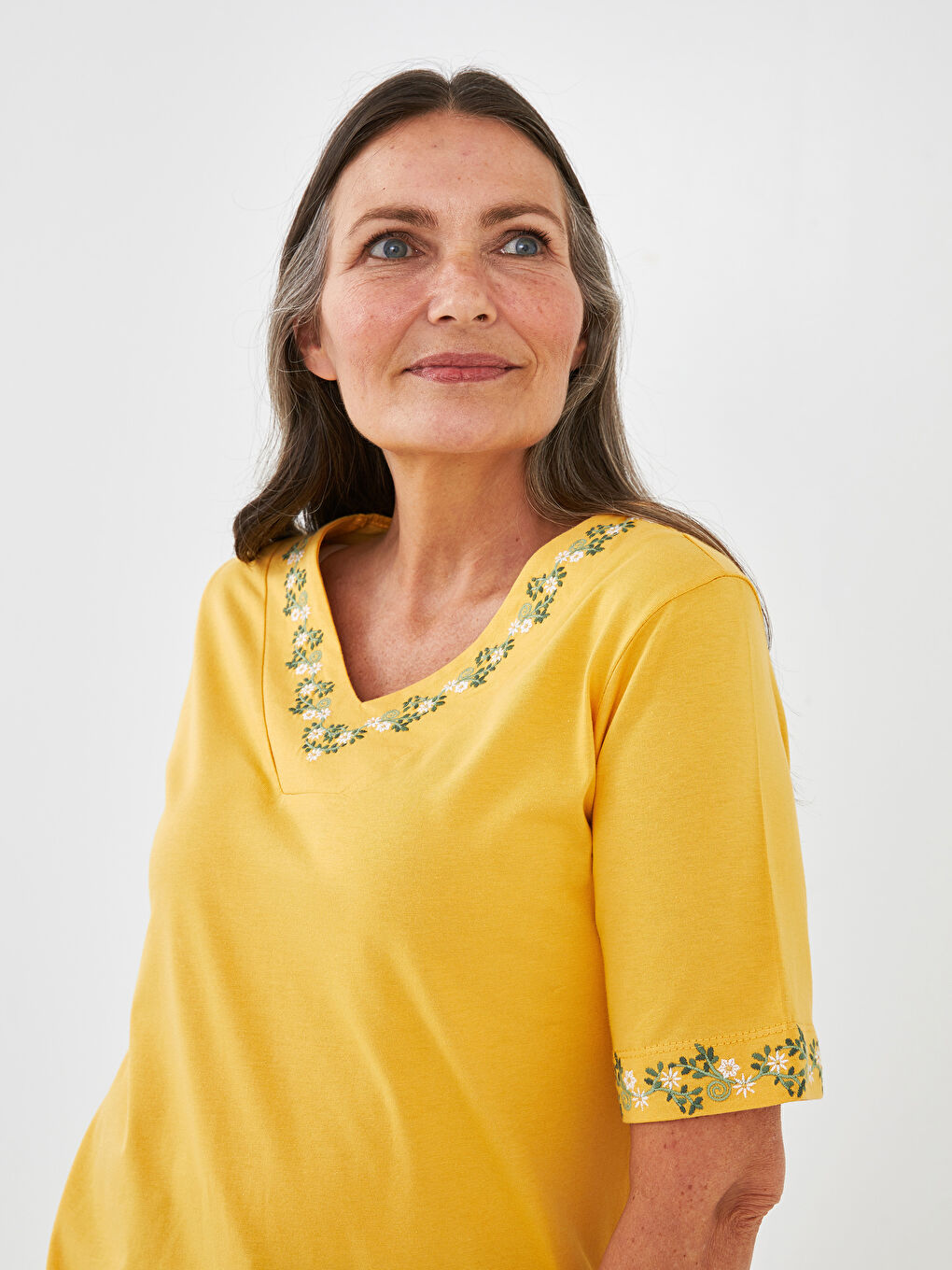 Sarı V Yaka Nakışlı Kısa Kollu Pamuklu Kadın Bluz