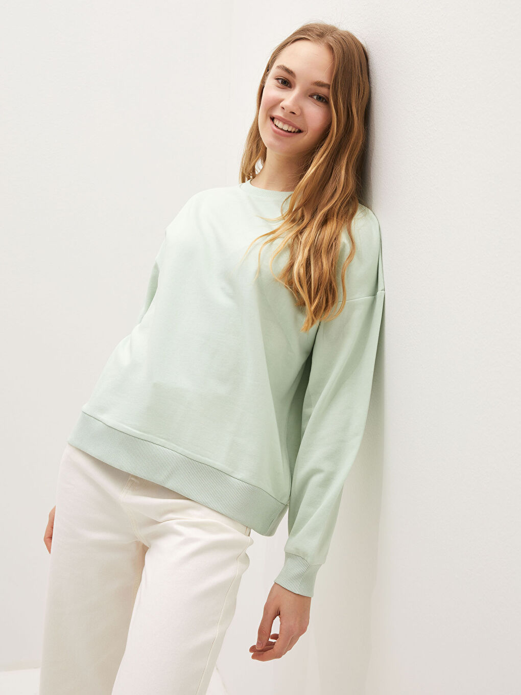 سويت شيرت نسائي برقبة دائرية وكم طويل سادة-1