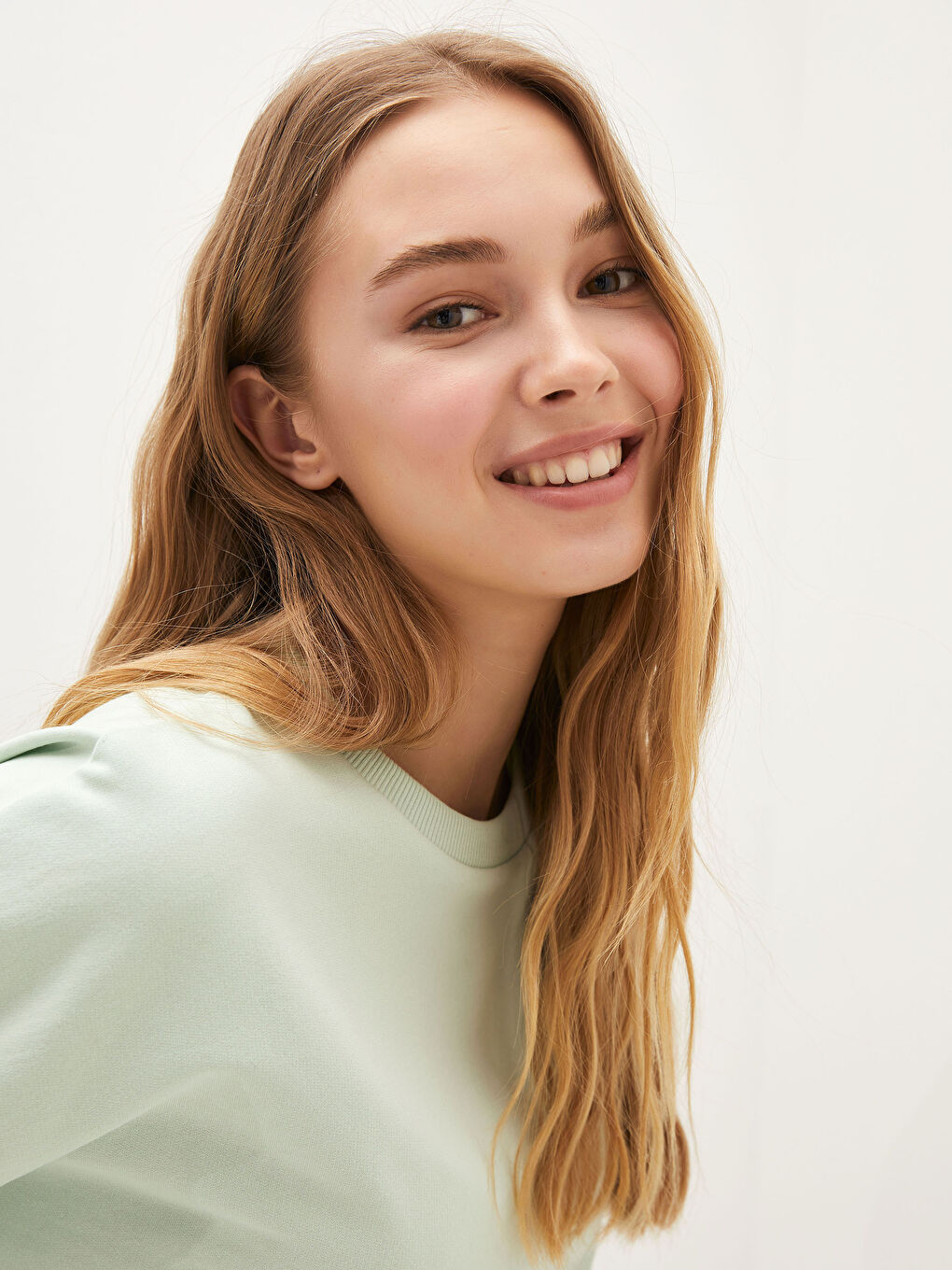 سويت شيرت نسائي برقبة دائرية وكم طويل سادة-2