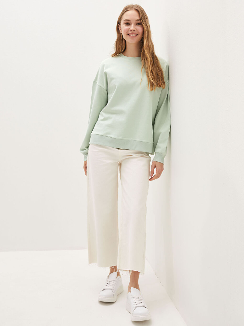 سويت شيرت نسائي برقبة دائرية وكم طويل سادة-3