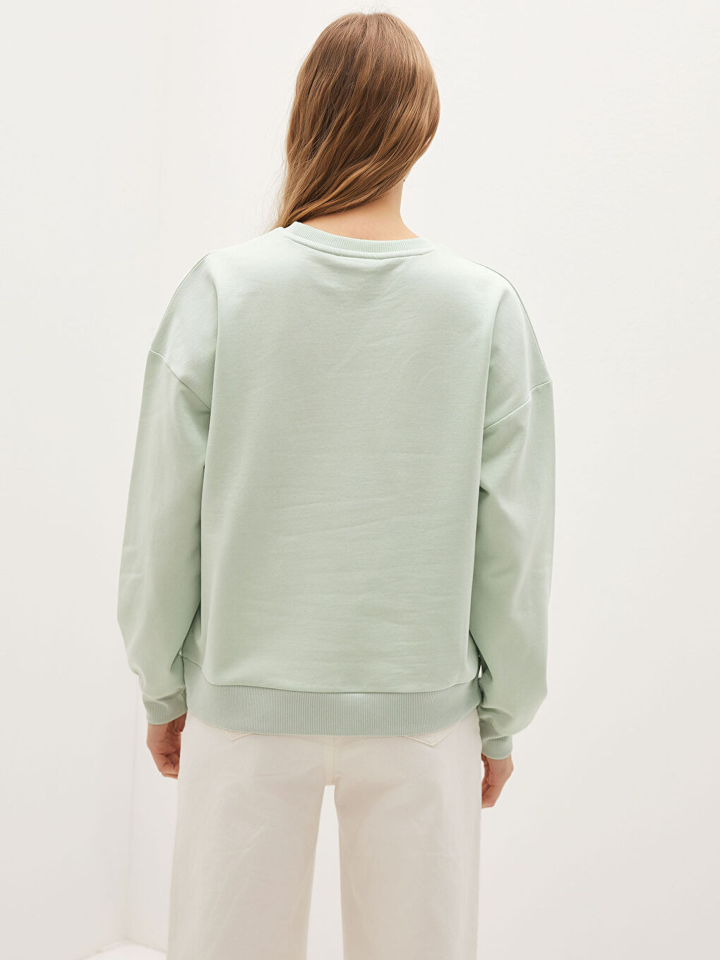 سويت شيرت نسائي برقبة دائرية وكم طويل سادة-4