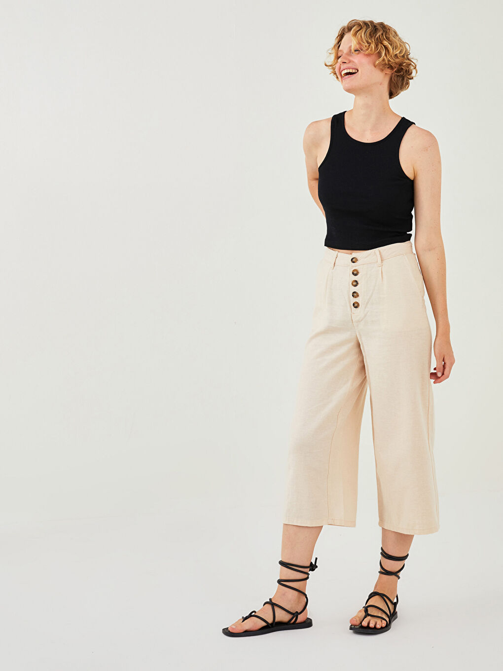 Loose Fit Pocket Detailed Gabardine Fabric Women's Capri -S1HB09Z8-QWF