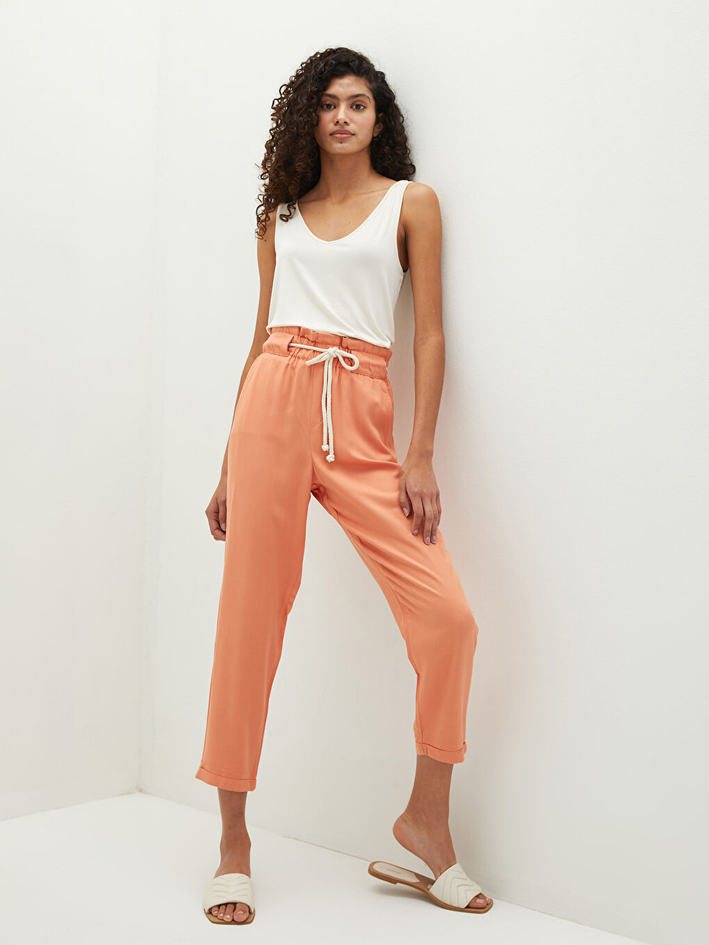 Pantalon Gabardine pour Femmes avec Taille Élastique, Coupe Droite et Poches Détail