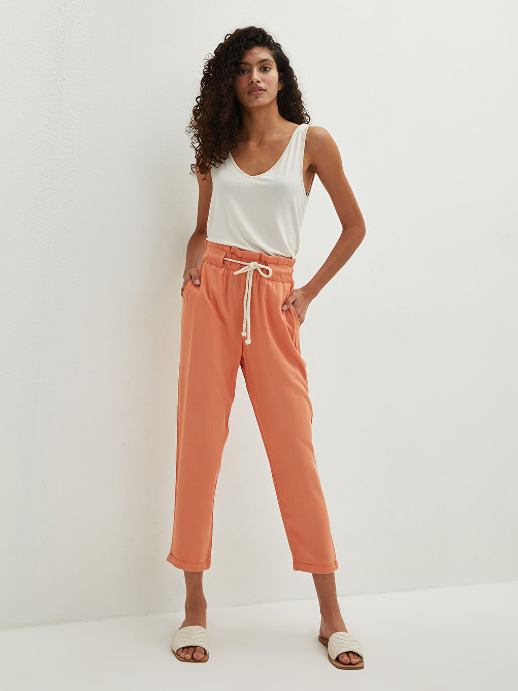 Pantalon Gabardine pour Femmes avec Taille Élastique, Coupe Droite et Poches Détail-1