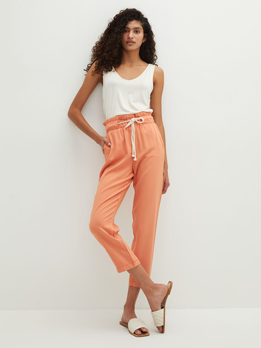 Pantalon Gabardine pour Femmes avec Taille Élastique, Coupe Droite et Poches Détail-2