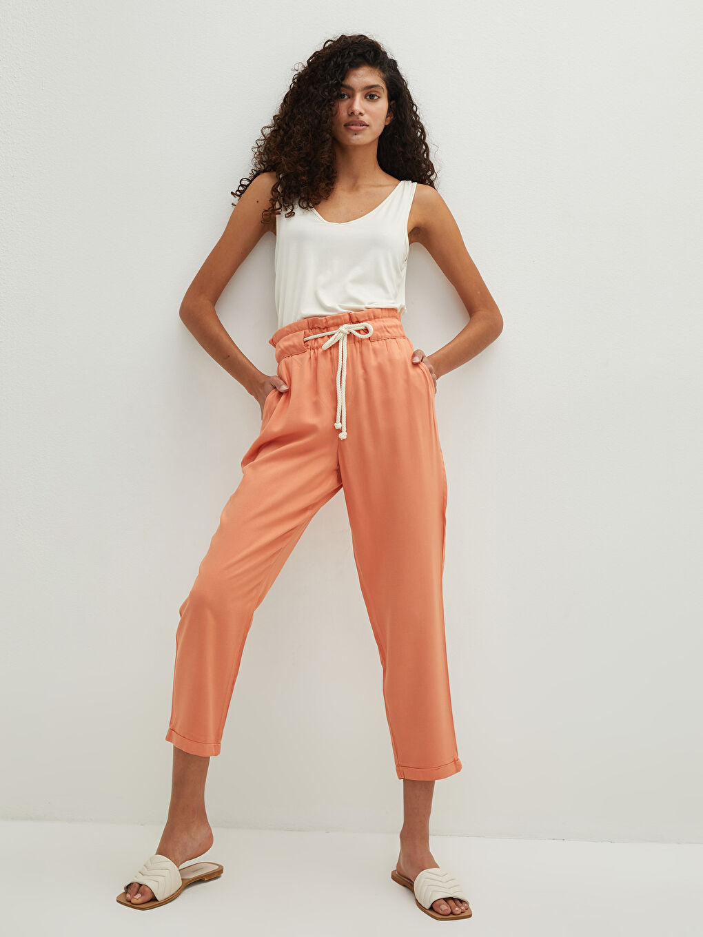 Pantalon Gabardine pour Femmes avec Taille Élastique, Coupe Droite et Poches Détail-3