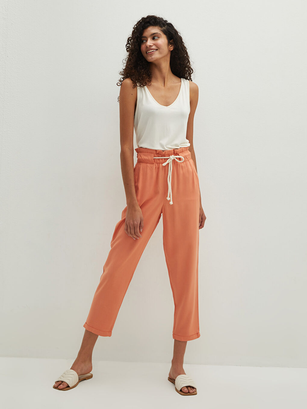 Pantalon Gabardine pour Femmes avec Taille Élastique, Coupe Droite et Poches Détail-4