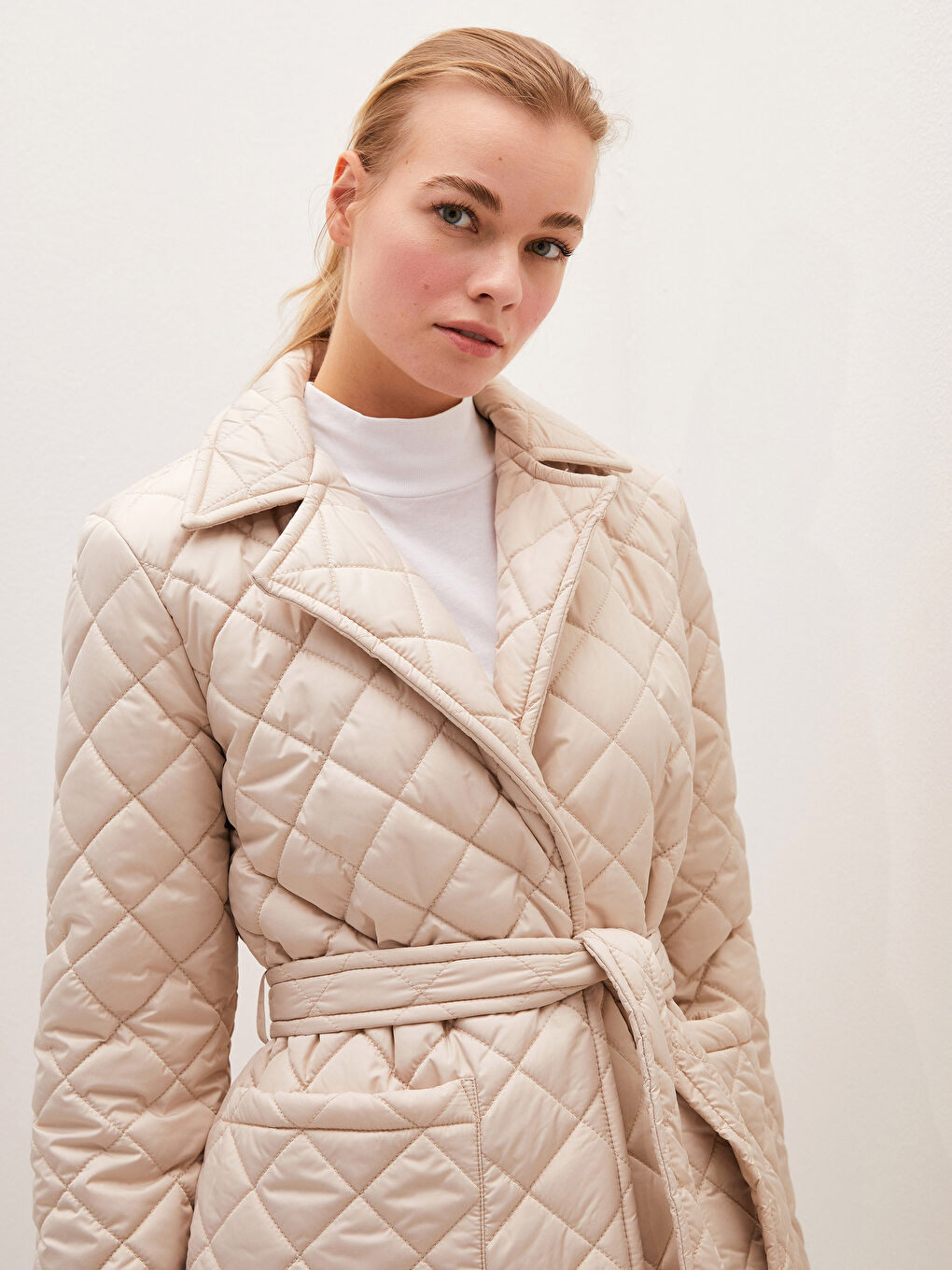 Ekru Ceket Yaka Beli Kuşaklı Kapitone Desenli Uzun Kollu Kadın Mont-1