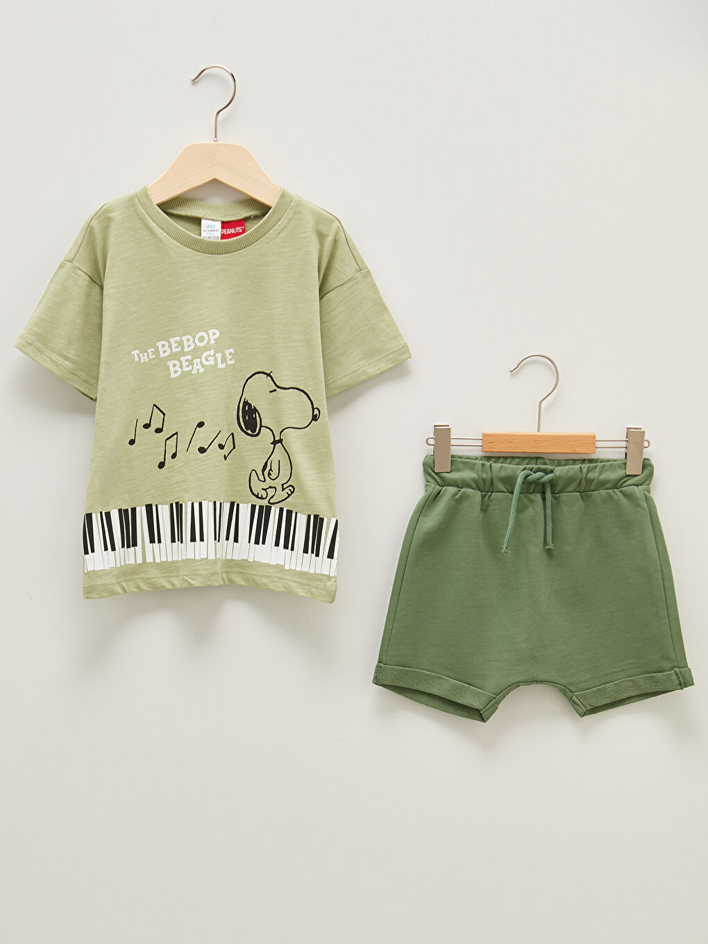 Ensemble T-shirt et Short Bébé Garçon en Coton Imprimé Snoopy à Manches Courtes et Col Rond