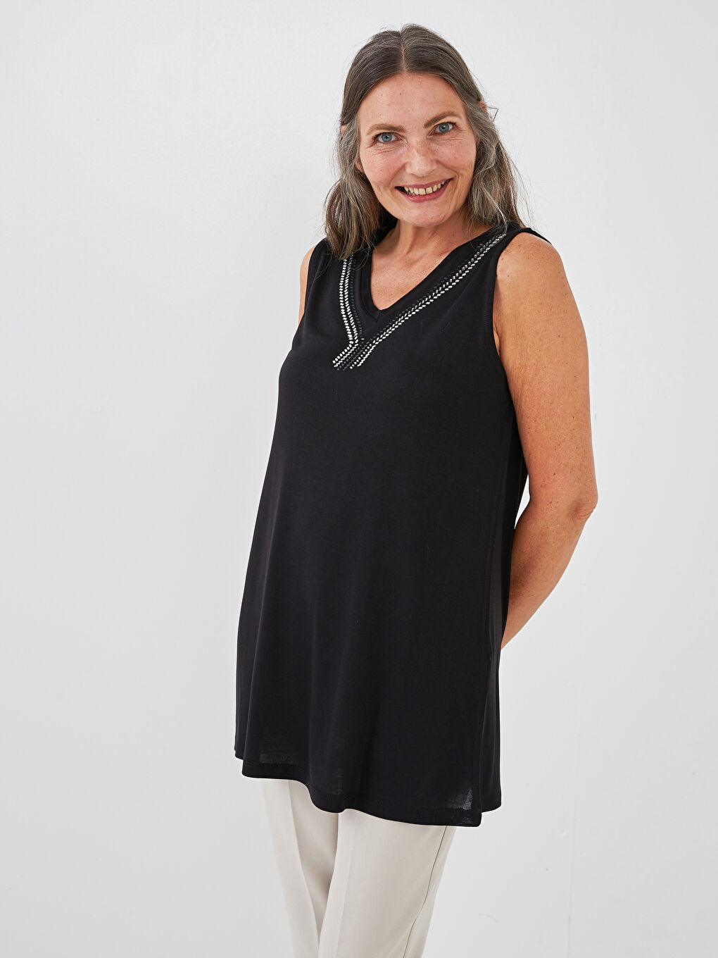 Siyah V Yaka Desenli Kolsuz Viskon Kadın Atlet-1