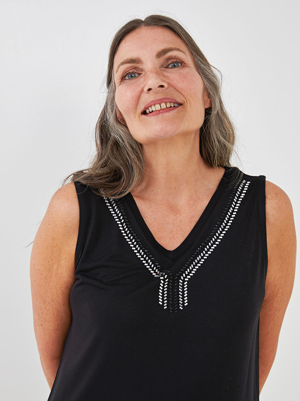 Siyah V Yaka Desenli Kolsuz Viskon Kadın Atlet-2